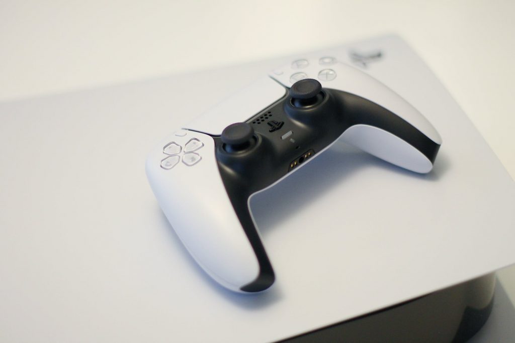 PlayStation 5 games en koptelefoon setup met VR-ondersteuning voor 3D-geluid en immersive gameplay ervaring