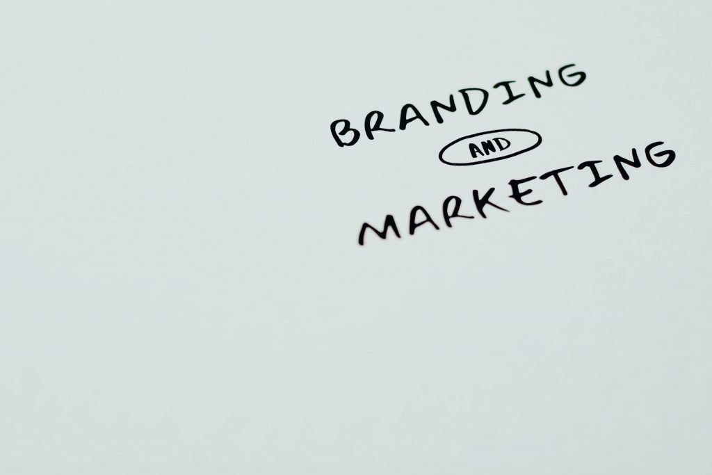Visueel voorbeeld van tips voor effectieve merkverhalen op social media met focus op authentieke storytelling en merkposition