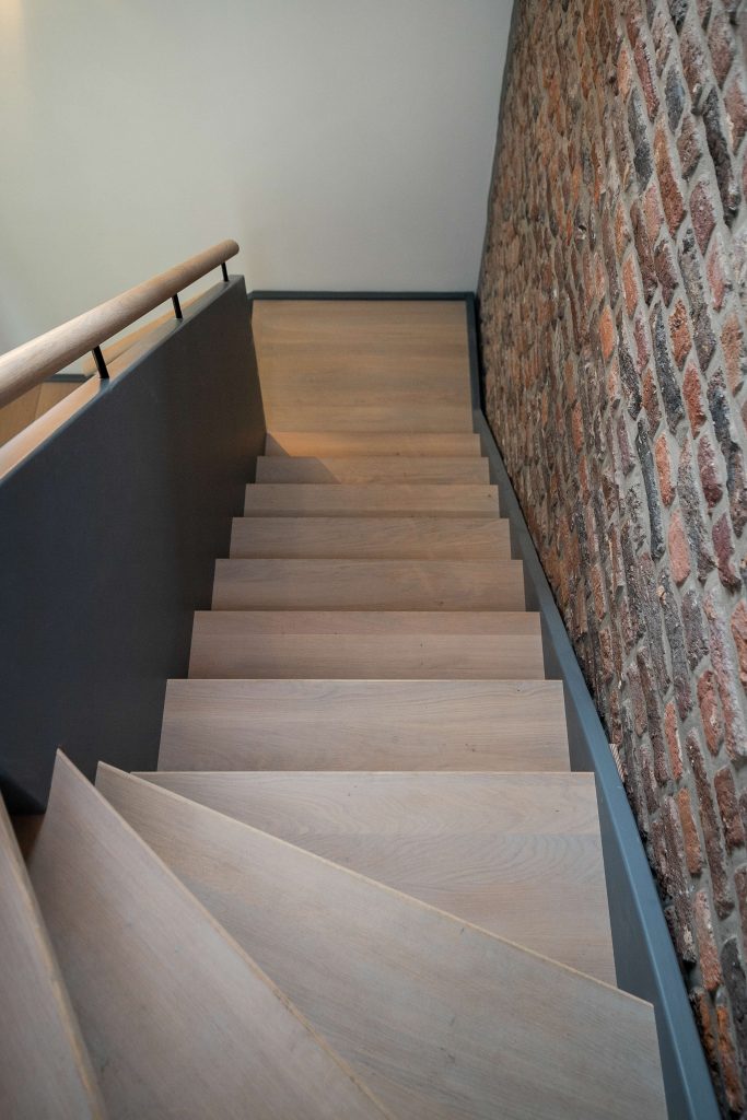Maatwerk trappen met grijs interieur en elegant trappenontwerp