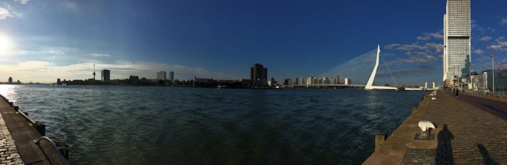 Luchtfoto van Rotterdam met zicht op de Erasmusbrug en kubuswoningen, populaire attracties wat te doen in Rotterdam