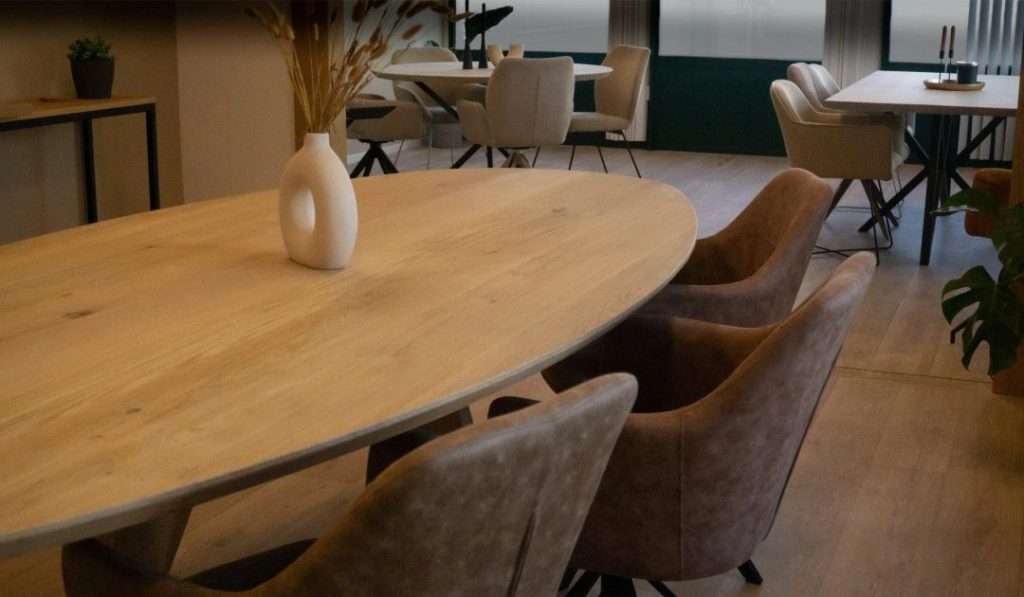 Moderne eettafel met stalen poten en eiken blad voor diners en gezelligheid thuis