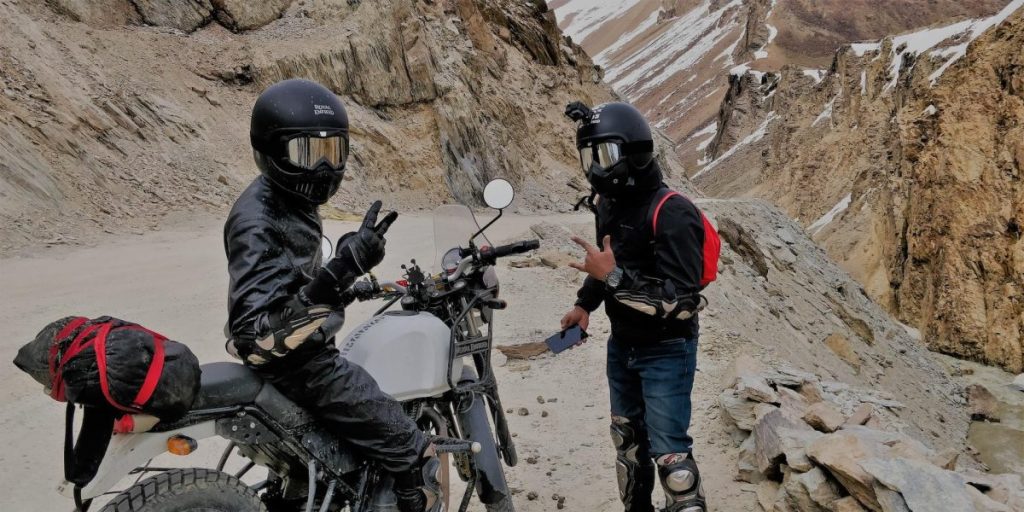 Motorrijder met complete motoruitrusting voor beginners inclusief helm, jas, handschoenen en laarzen