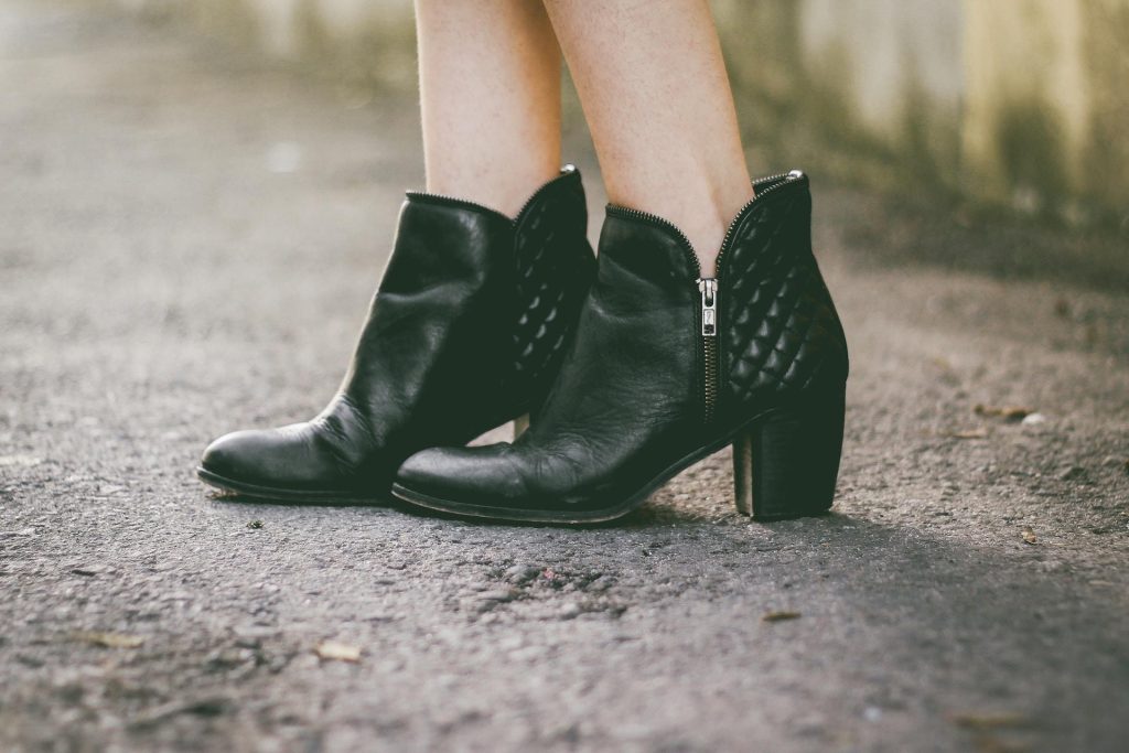 Stylische vrouw draagt trendy Pertini schoenen met elegante afwerking en modern design