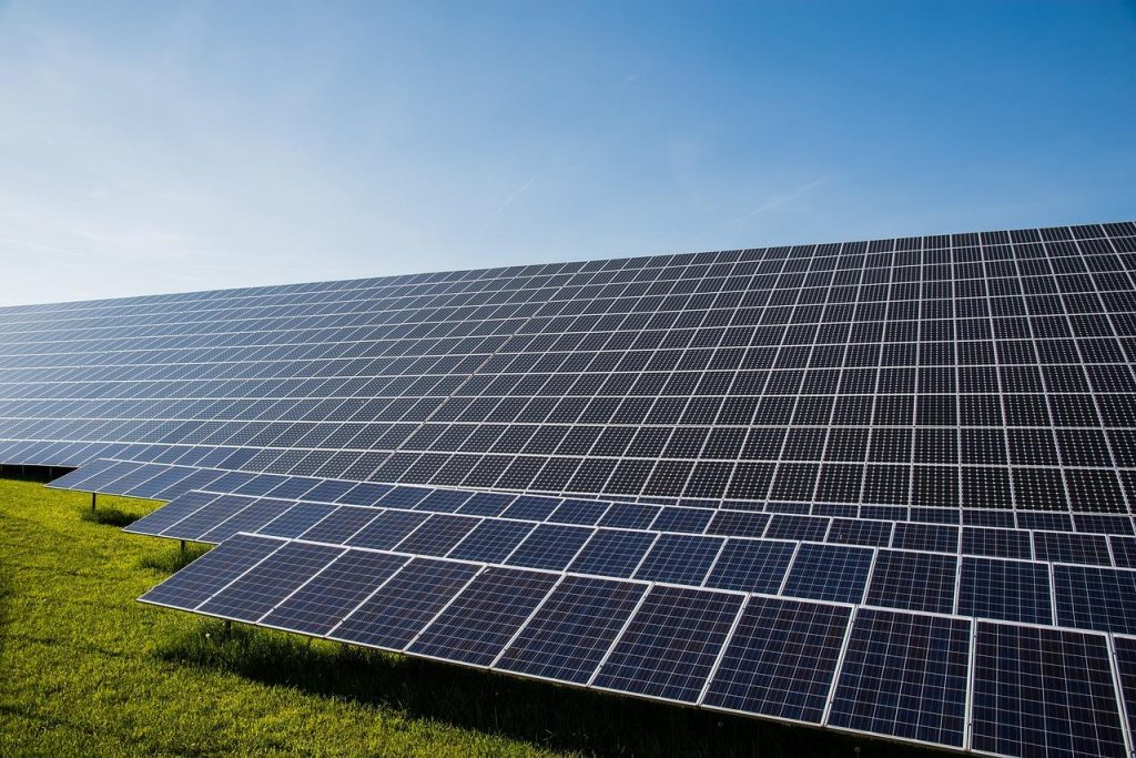 Infographic over zonne-energie met zonnepanelen op dak, omvormer en elektriciteitsnet voor duurzame energieproductie