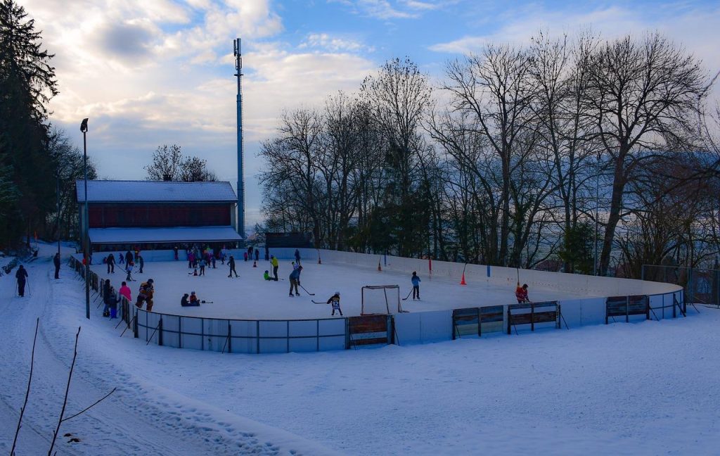 Ijsbaan Rotterdam met schaatsers die genieten van het ijs in de winter
