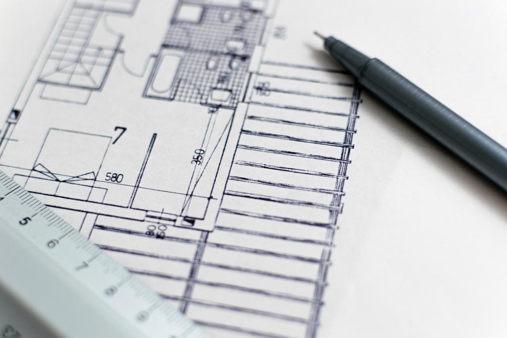 Architect in Haarlem presenteert bouwplannen. Professionele begeleiding bij bouw- en renovatieprojecten met lokale expertise.