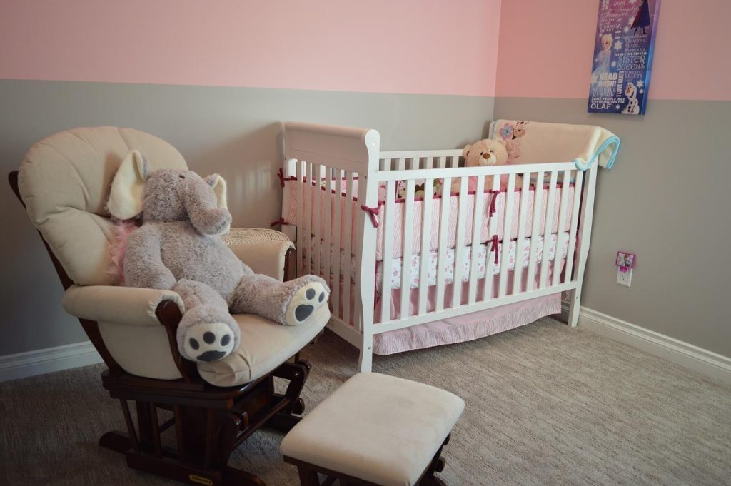 Gids voor het organiseren van een kleine babyshower met tips voor decoratie, eten, spelletjes en cadeaus