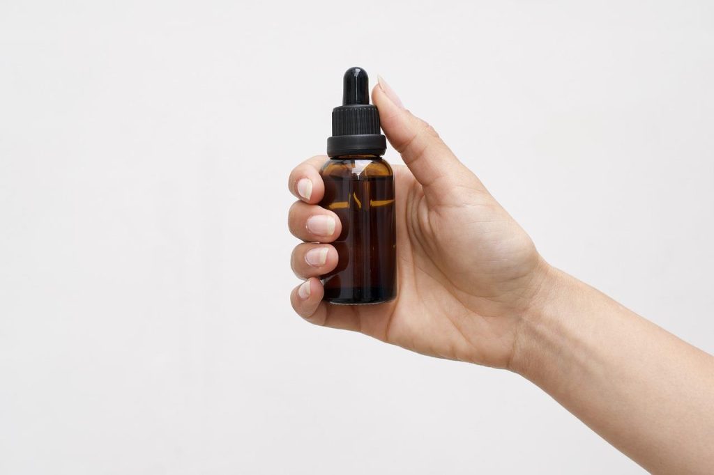 Propolis tinctuur in glazen fles met pimpelmuis, natuurlijk gezondheidsproduct van bijen met geneeskrachtige eigenschappen