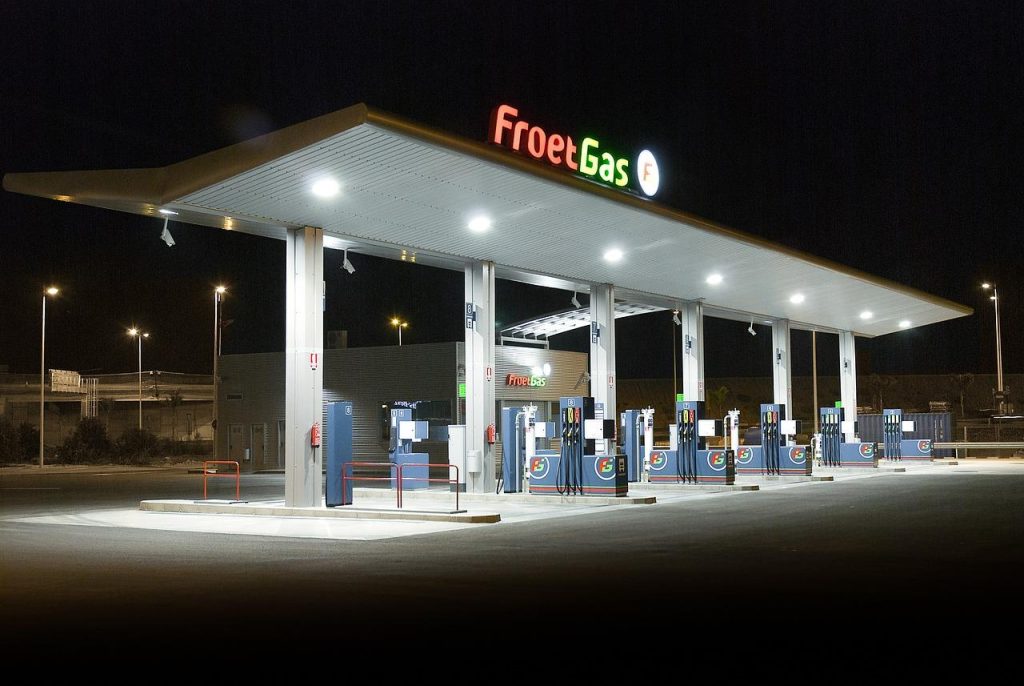 Benzinestation in Delft met moderne brandstofpompen, convenience store en elektrische laadstations voor lokale pendelaars en