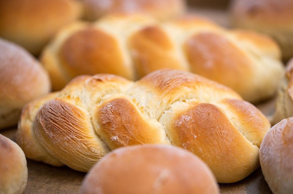 Traditionele bakkerij in Alphen aan den Rijn met vers gebakken brood, appeltaart en stroopwafels op display