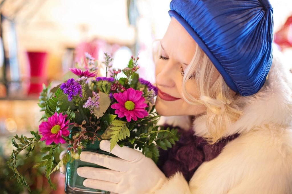 Bloemist in Sittard toont een prachtige bloemstuk met diverse seizoensgebonden bloemen in warme kleuren voor speciale gelegen