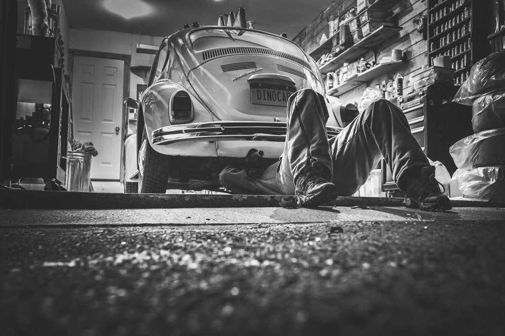 Professionele monteur voert auto reparatie in Barendrecht uit met moderne diagnostische apparatuur