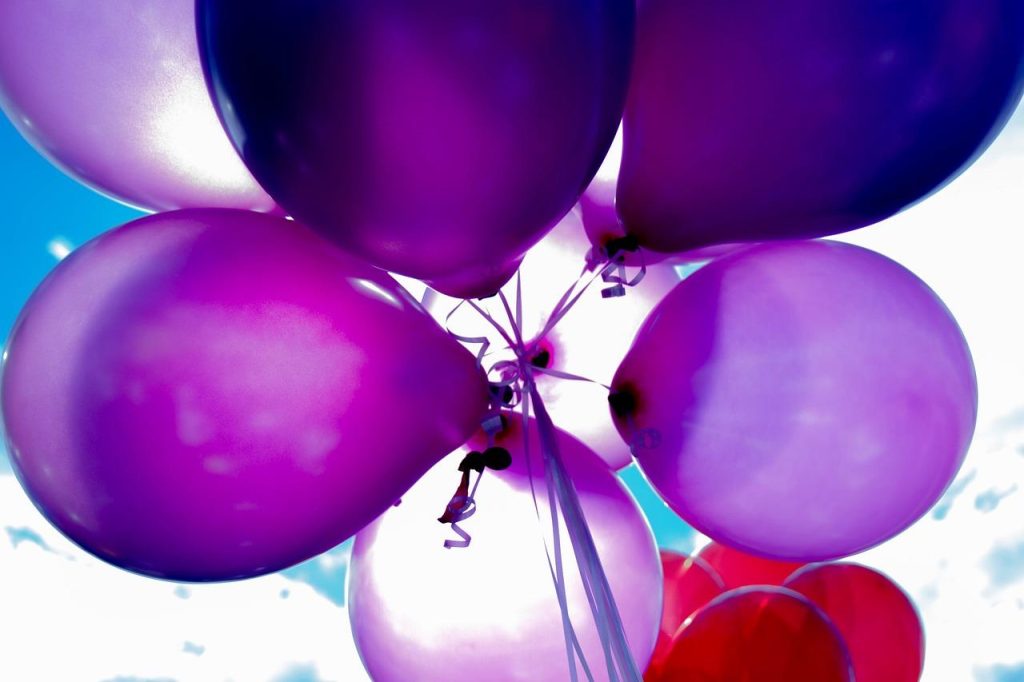 Kleurrijke feestartikelen en decoraties voor feesten in Rijssen - slingers, servetten en versiering