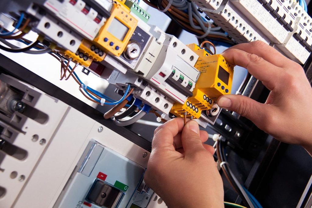 Professionele elektricien in Meppel aan het werk met veiligheidsuitrusting voor elektrische installatie