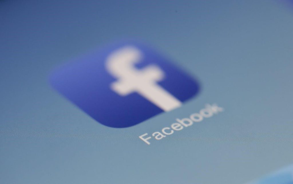 Infographic over adverteren op Facebook met voordelen en targetingmogelijkheden voor verschillende doelgroepen