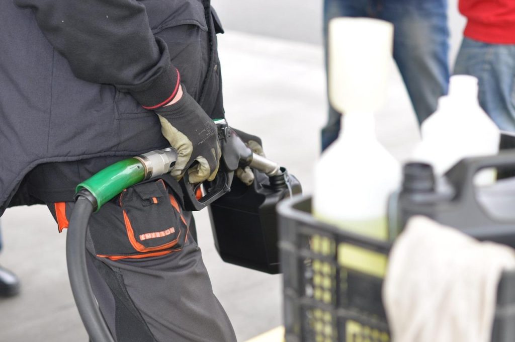 Infographic met tips om slim te besparen op benzineprijs in Spijkenisse en milieuvoordelen van duurzaam rijden